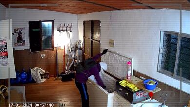 Unos vecinos de Huelva, atemorizados por los asaltos de unos ladrones que se llevan desde carne congelada a televisores