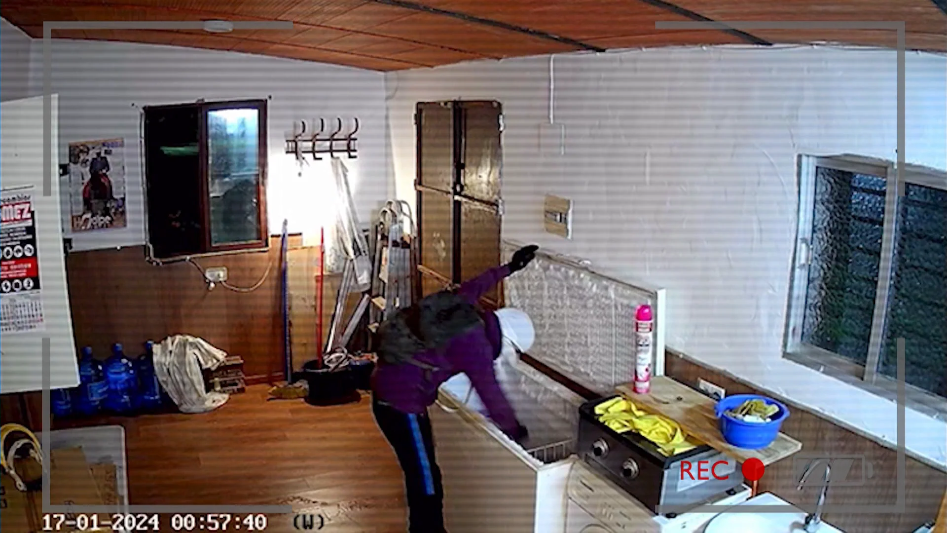 Los vecinos de una urbanizaci&oacute;n de Huelva sufren los asaltos de unos ladrones que se llevan desde carne congelada a televisores