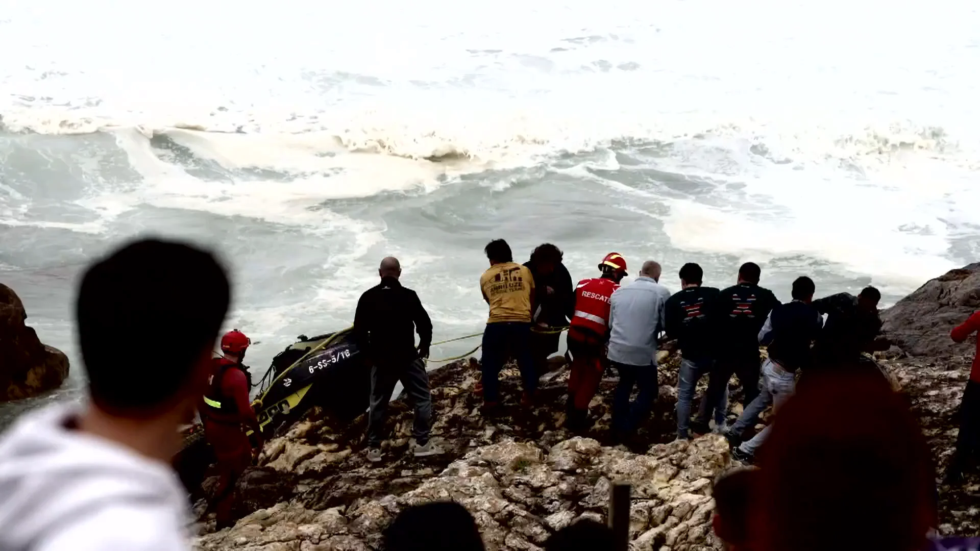 Varias personas ayudan a sacar la moto de Jaime Izquierdo del agua