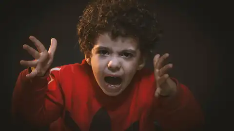 Niño muy enfadado Niño muy enfadado