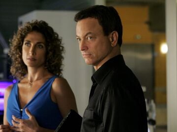 Stella (Melina Kanakaredes) and Mac (Gary Sinise) en CSI: NY