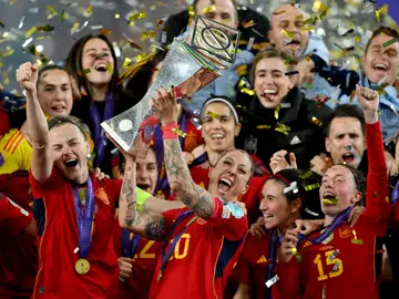 Jenni Hermoso levanta el trofeo de la Nations League Femenina Jenni Hermoso levanta el trofeo de la Nations League Femenina