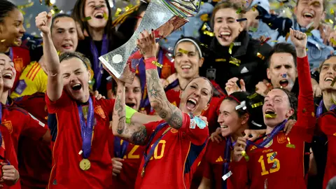 Jenni Hermoso levanta el trofeo de la Nations League Femenina Jenni Hermoso levanta el trofeo de la Nations League Femenina