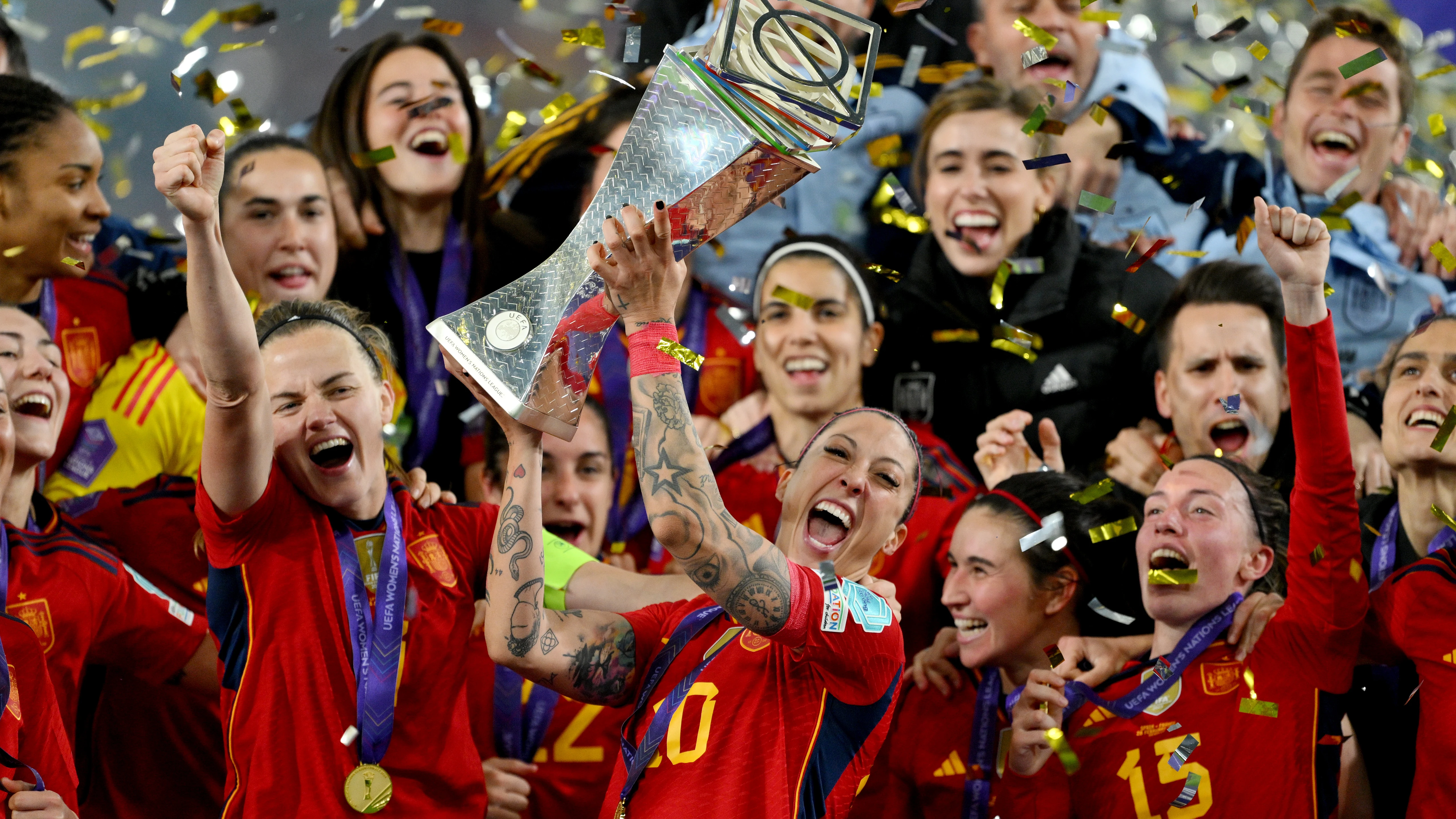 Jenni Hermoso levanta el trofeo de la Nations League Femenina Jenni Hermoso levanta el trofeo de la Nations League Femenina