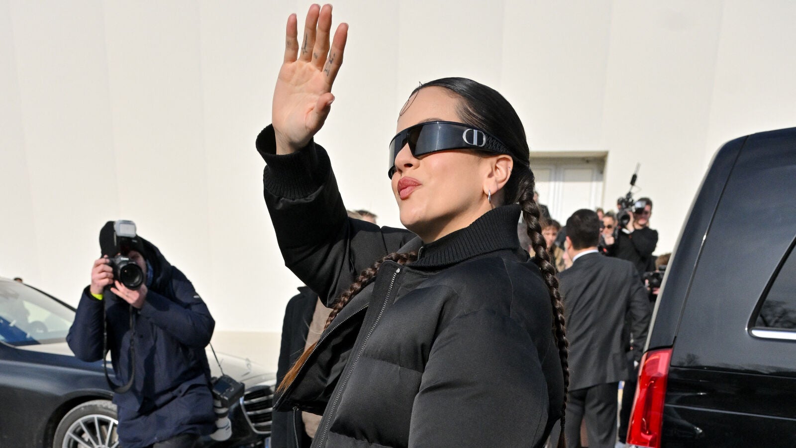La respuesta viral de Rosalía a los fotógrafos del desfile de Dior en la Semana de la Moda de París 