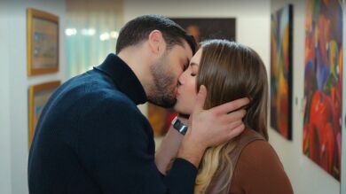 ¡Nueva pareja en Pecado Original! Çağatay y Yildiz dan un paso más en su relación con un apasionado beso 