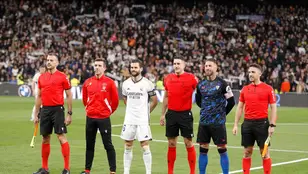 El equipo arbitral, antes del Real Madrid - Sevilla en el Bernabéu
