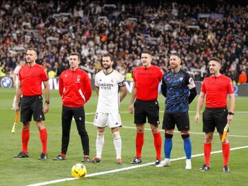 El equipo arbitral, antes del Real Madrid - Sevilla en el Bernabéu