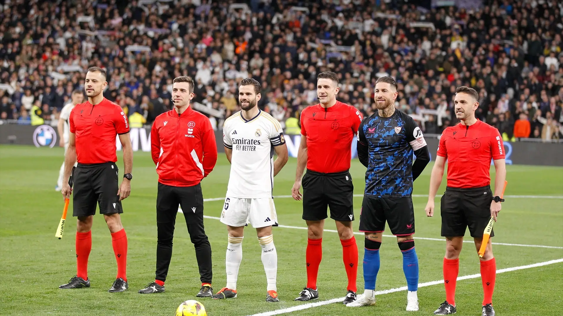 El equipo arbitral, antes del Real Madrid - Sevilla en el Bernabéu El equipo arbitral, antes del Real Madrid - Sevilla en el Bernabéu