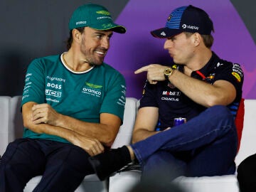 Fernando Alonso conversa con Max Verstappen en la rueda de prensa en Bahréin