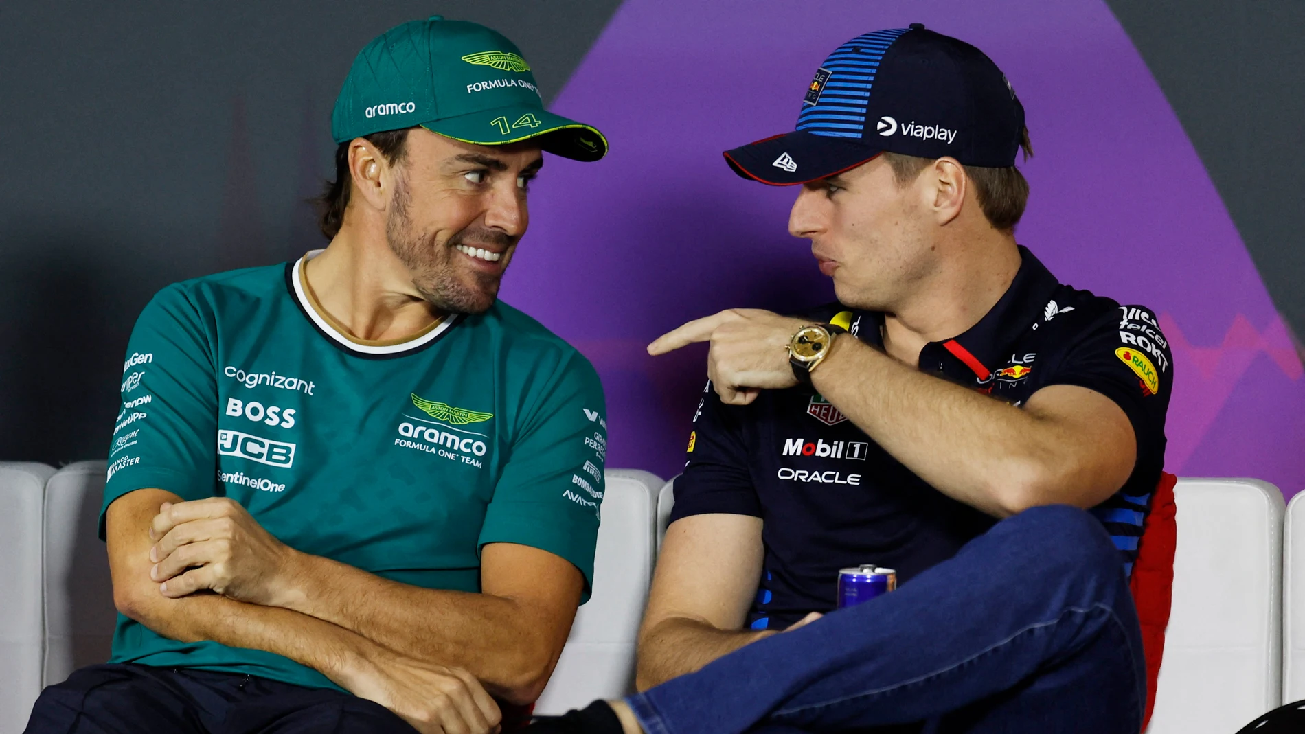 Fernando Alonso conversa con Max Verstappen