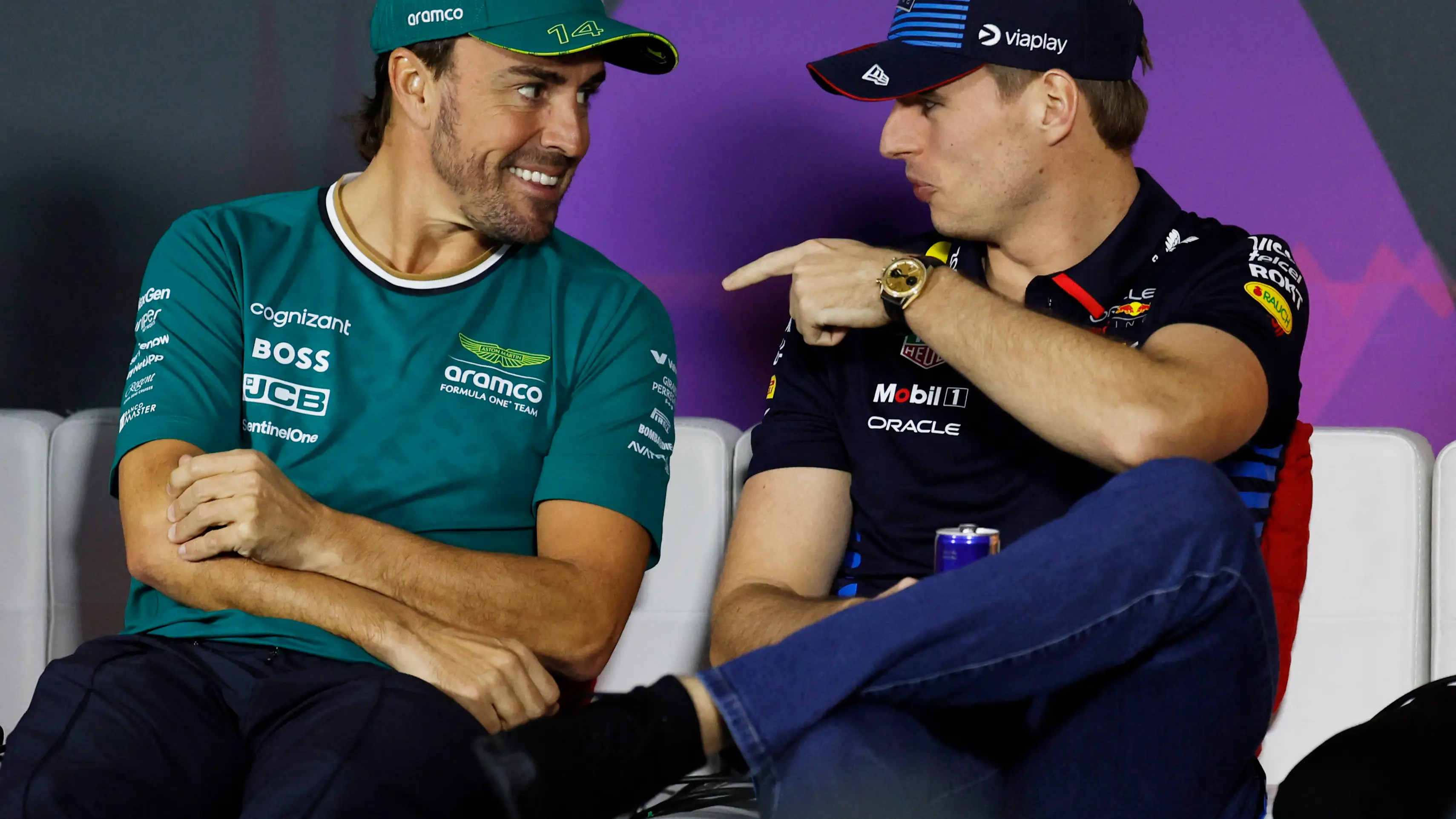 Fernando Alonso conversa con Max Verstappen Fernando Alonso conversa con Max Verstappen