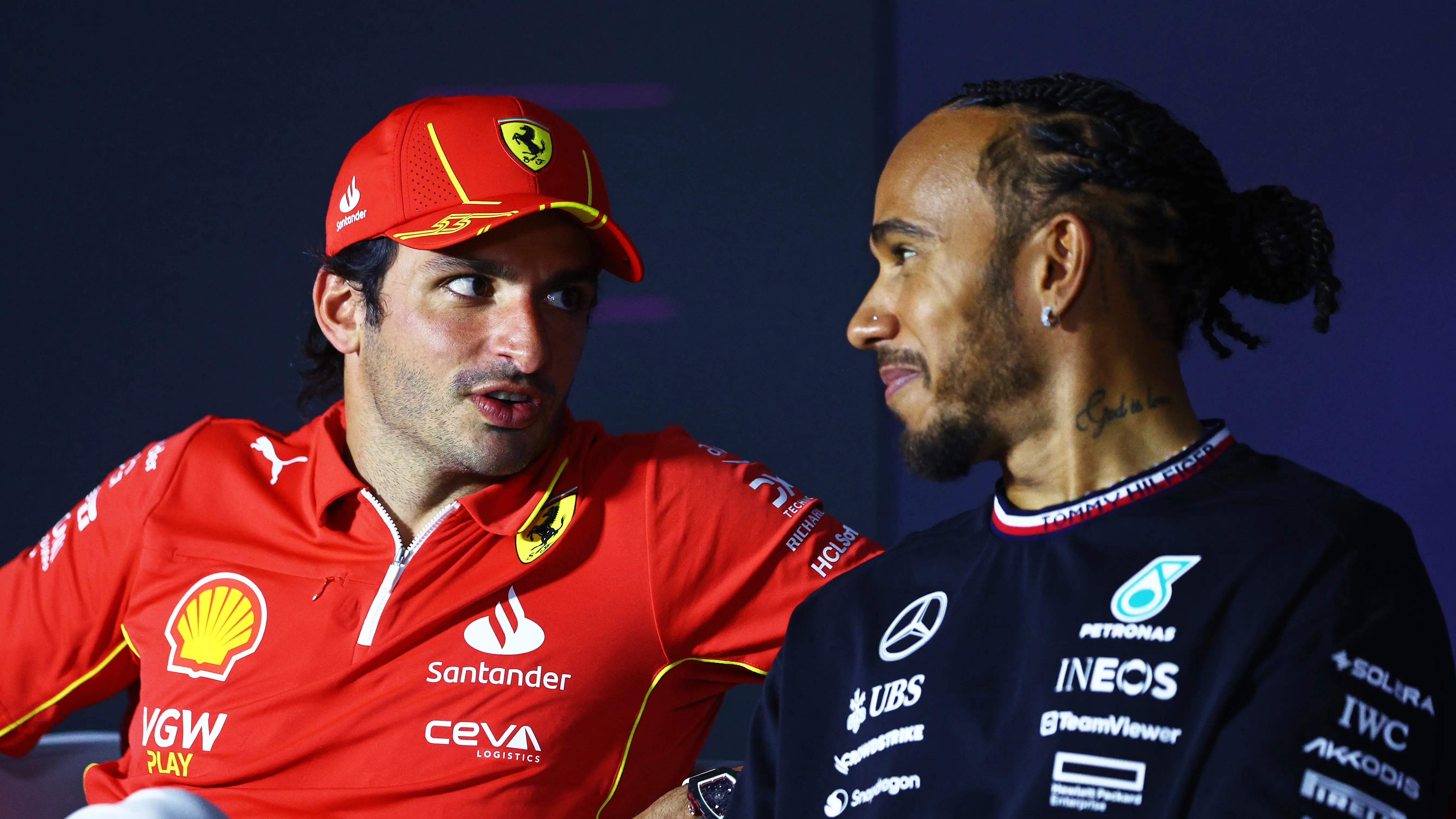 Carlos Sainz junto a Lewis Hamilton Carlos Sainz junto a Lewis Hamilton