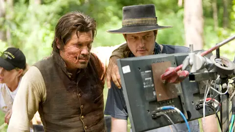 Josh Brolin y el director Jimmy Hayward en el set de Johanh Hex en 2010 Josh Brolin y el director Jimmy Hayward en el set de Johanh Hex en 2010