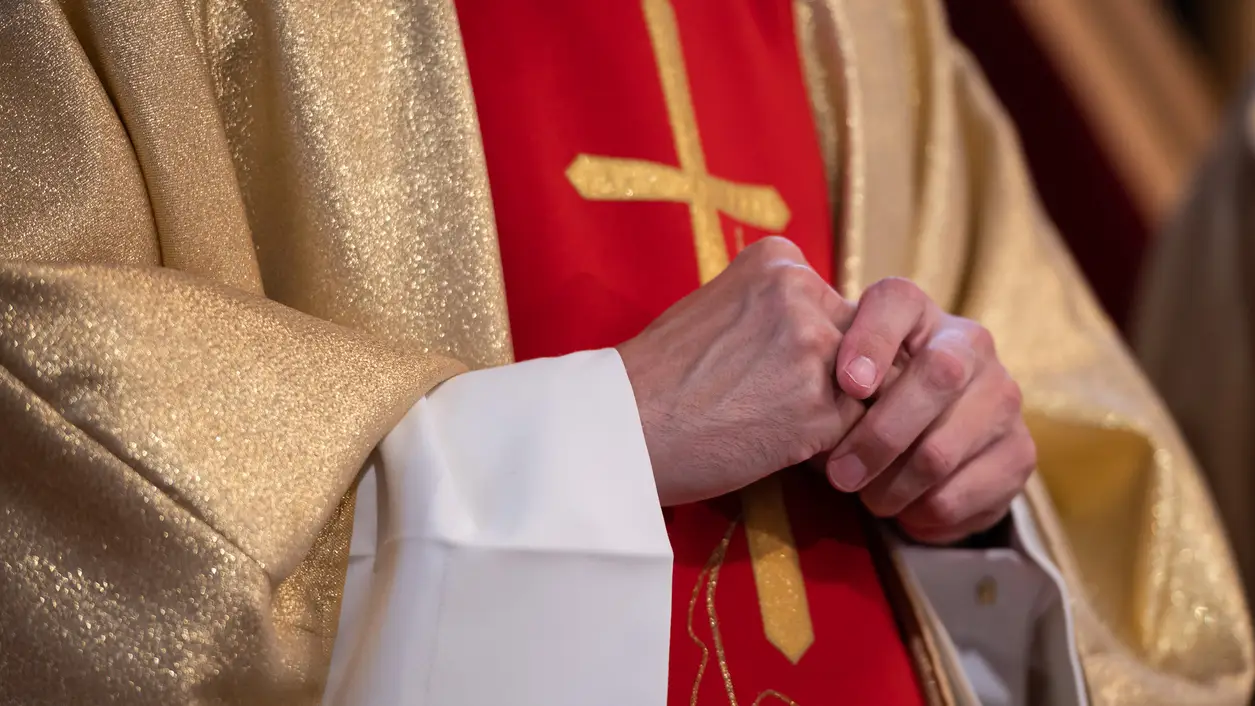 Un sacerdote en mitad de una misa Un sacerdote en mitad de una misa