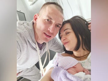 Damodar y Emilia junto a su hija recién nacida