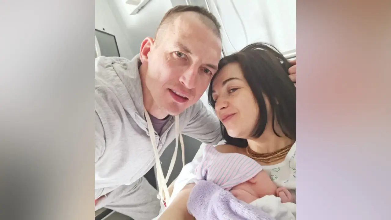 Damodar y Emilia junto a su hija reci&eacute;n nacida