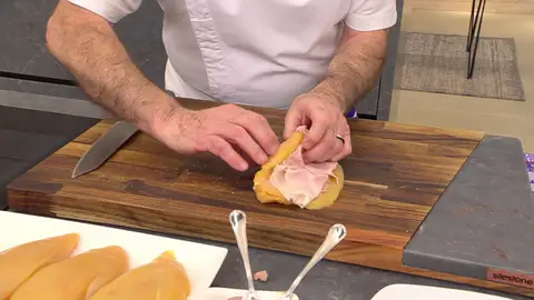 Pon encima de cada una un poco de paté y una loncha de jamón cocido Pon encima de cada una un poco de paté y una loncha de jamón cocido