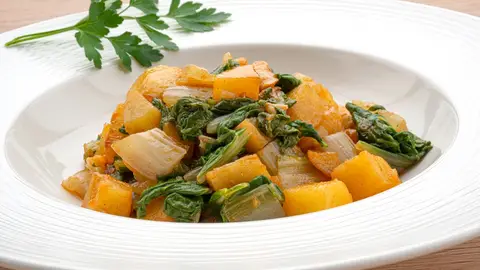 Acelgas a la extremeña: "Una receta humilde, sencilla y barata" de Karlos Arguiñano Acelgas a la extremeña: "Una receta humilde, sencilla y barata" de Karlos Arguiñano