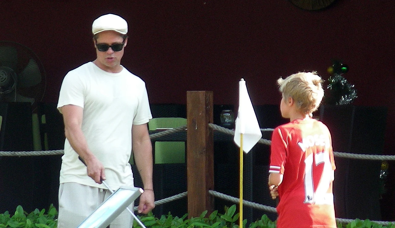 Brad Pitt con uno de sus hijos jugando al golf