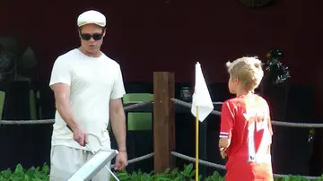 Brad Pitt con uno de sus hijos jugando al golf