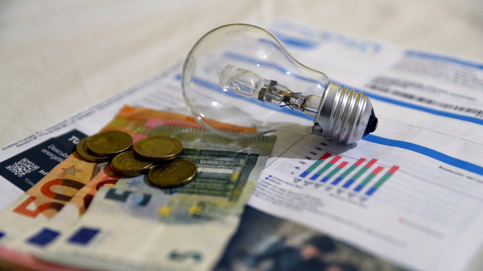 La factura de la luz será, desde hoy, más cara: sube el IVA al 21%