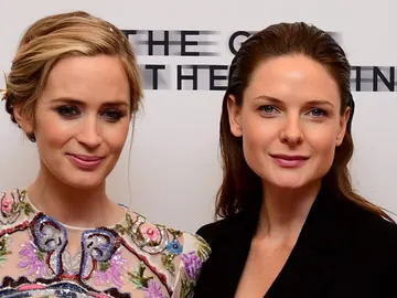 Emily Blunt y Rebecca Ferguson Emily Blunt y Rebecca Ferguson