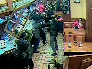 Así fue el ataque a aficionados del Atlético en un bar de Bilbao: "Iban a matar a todos" Así fue el ataque a aficionados del Atlético en un bar de Bilbao: "Iban a matar a todos"