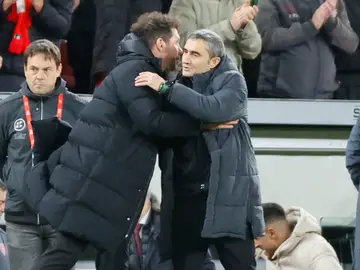 Simeone y Valverde se saludan en San Mamés Simeone y Valverde se saludan en San Mamés