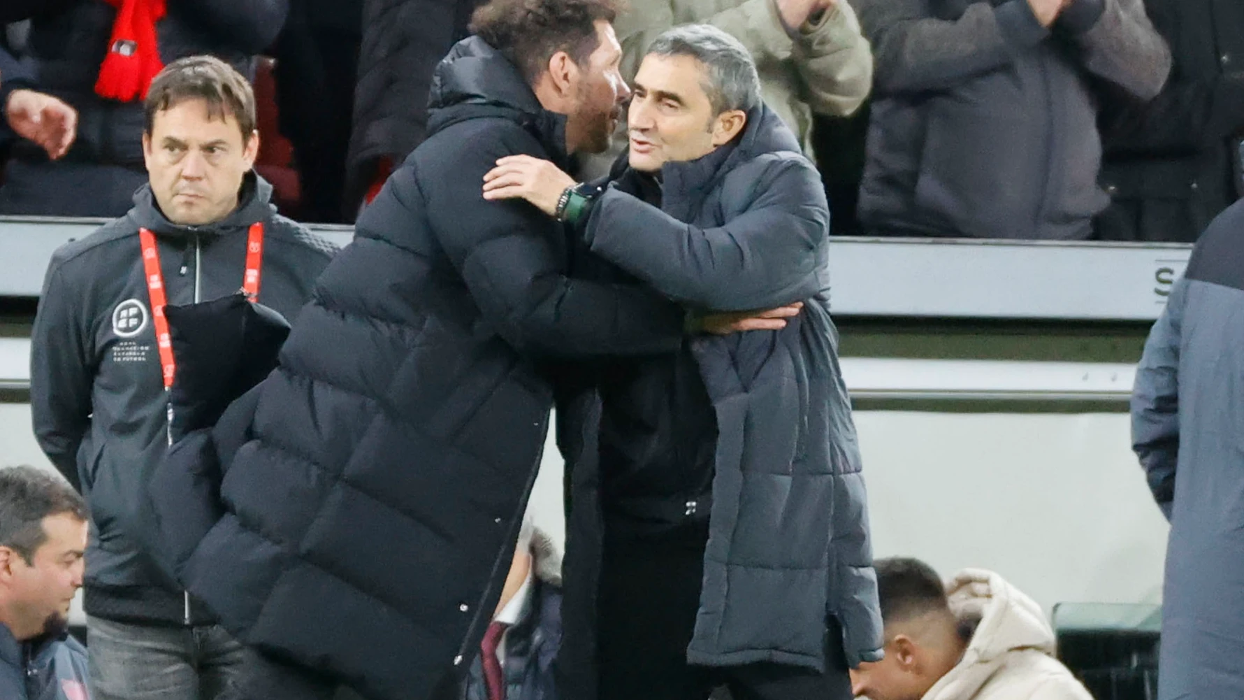 Simeone y Valverde se saludan en San Mamés Simeone y Valverde se saludan en San Mamés
