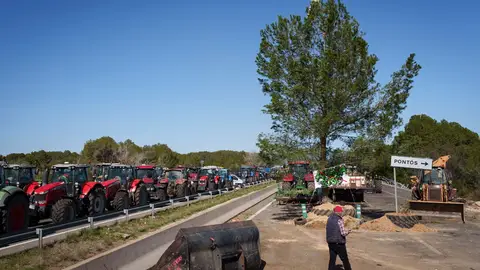 Corte de agricultores en la AP-7