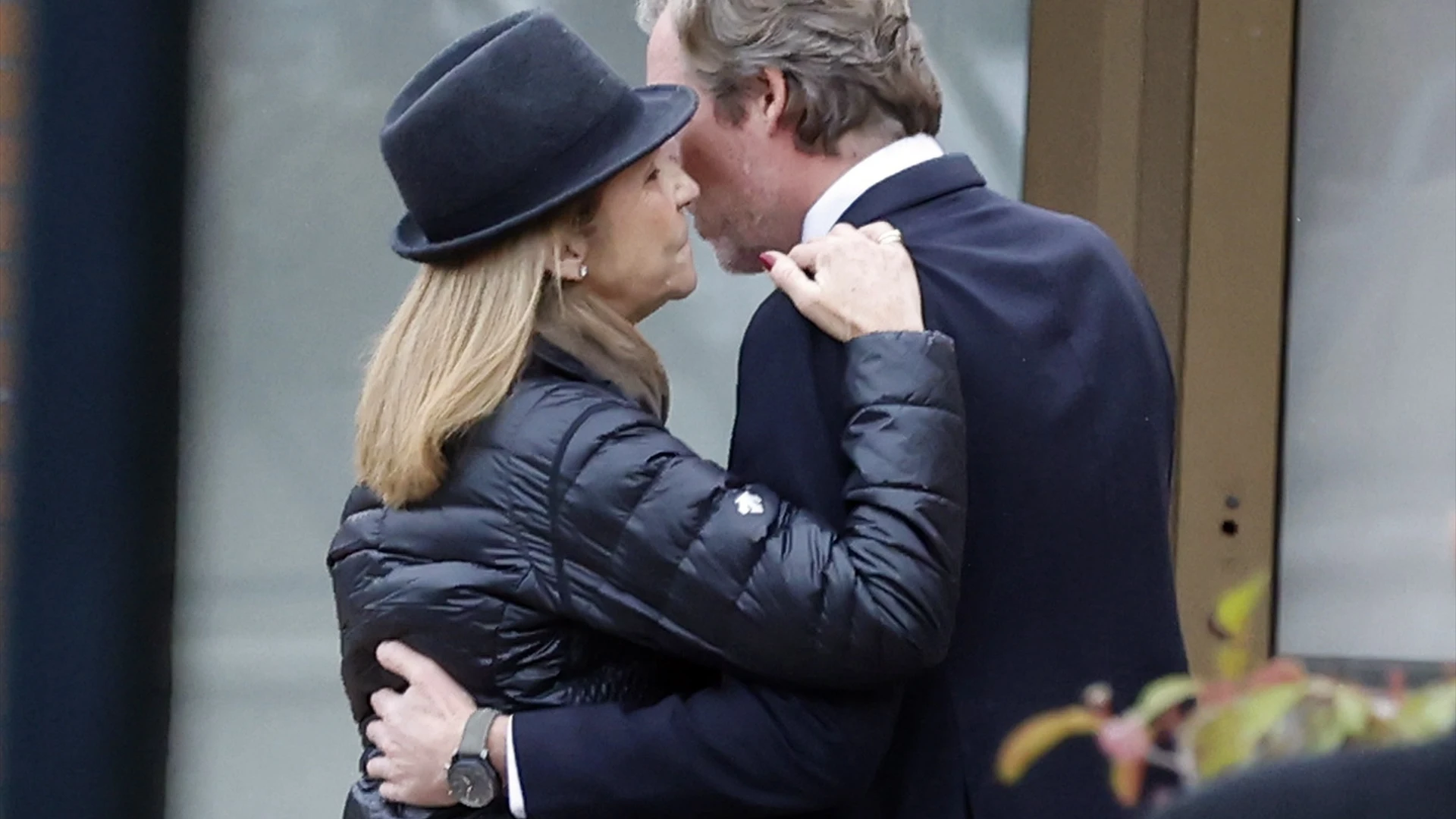 La infanta Elena junto a su primo Beltr&aacute;n en el tanatorio de Fernando G&oacute;mez-Acebo