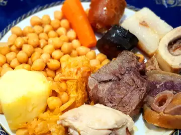 España celebra el día mundial del cocido, junto a la paella, uno de nuestros platos más populares España celebra el día mundial del cocido, junto a la paella, uno de nuestros platos más populares