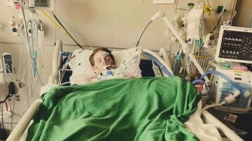 Amputan manos y piernas a un menor de 16 años tras un "cosquilleo" en la garganta que le provocó una grave enfermedad