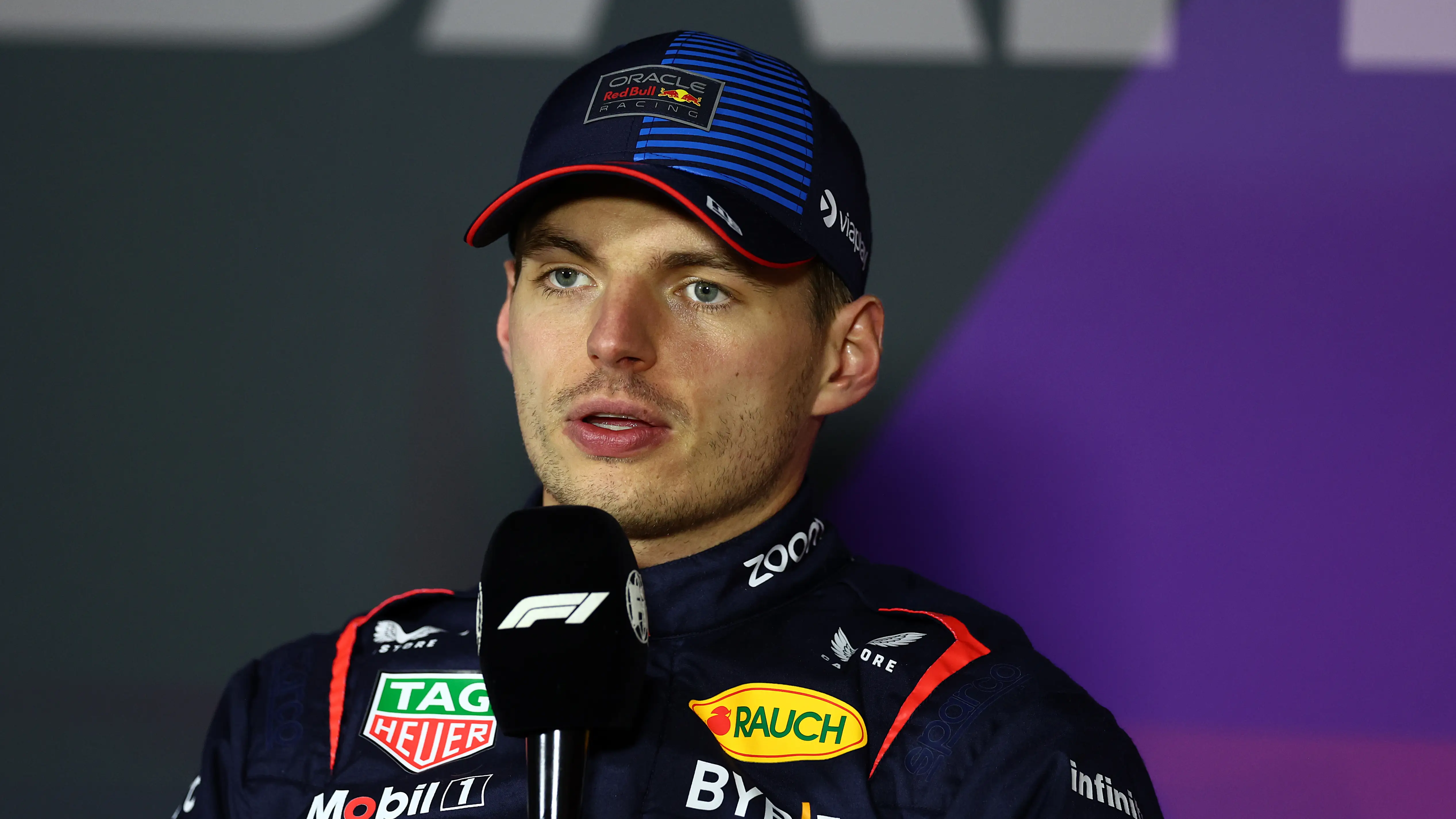 Verstappen en la sala de prensa de Bahr&eacute;in