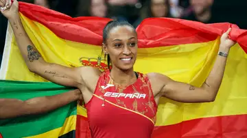 Ana Peleteiro con la bandera de España en Glasgow