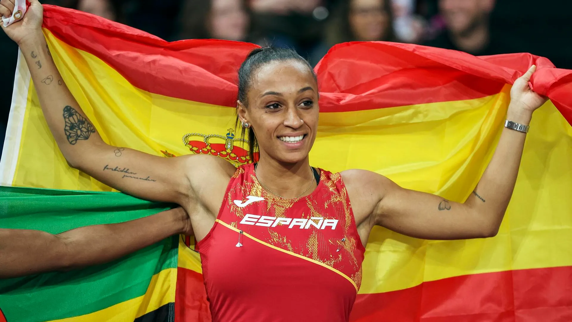 Ana Peleteiro con la bandera de Espa&ntilde;a en Glasgow