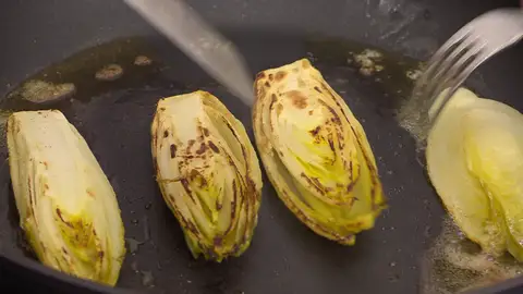 Añade (con cuidado) la mitad de las endibias, dóralas por los 2 lados Añade (con cuidado) la mitad de las endibias, dóralas por los 2 lados