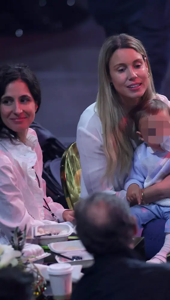 Mery Perelló y su hijo viendo un partido de Rafa Nadal