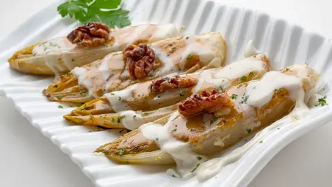 Arguiñano, sobre la ensalada de endibias asadas y cremoso de gorgonzola: "¡Qué ganas tengo de hincarle el diente!" Arguiñano, sobre la ensalada de endibias asadas y cremoso de gorgonzola: "¡Qué ganas tengo de hincarle el diente!"