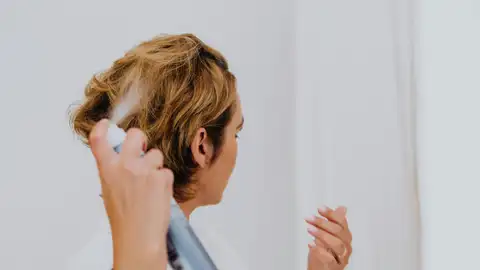 Mujer con un spray para el pelo Mujer con un spray para el pelo