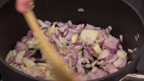 Rehoga las hortalizas a fuego medio Rehoga las hortalizas a fuego medio