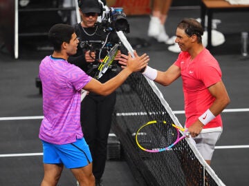 Carlos Alcaraz y Rafa Nadal se saludan tras el partido de exhibición en Las Vegas