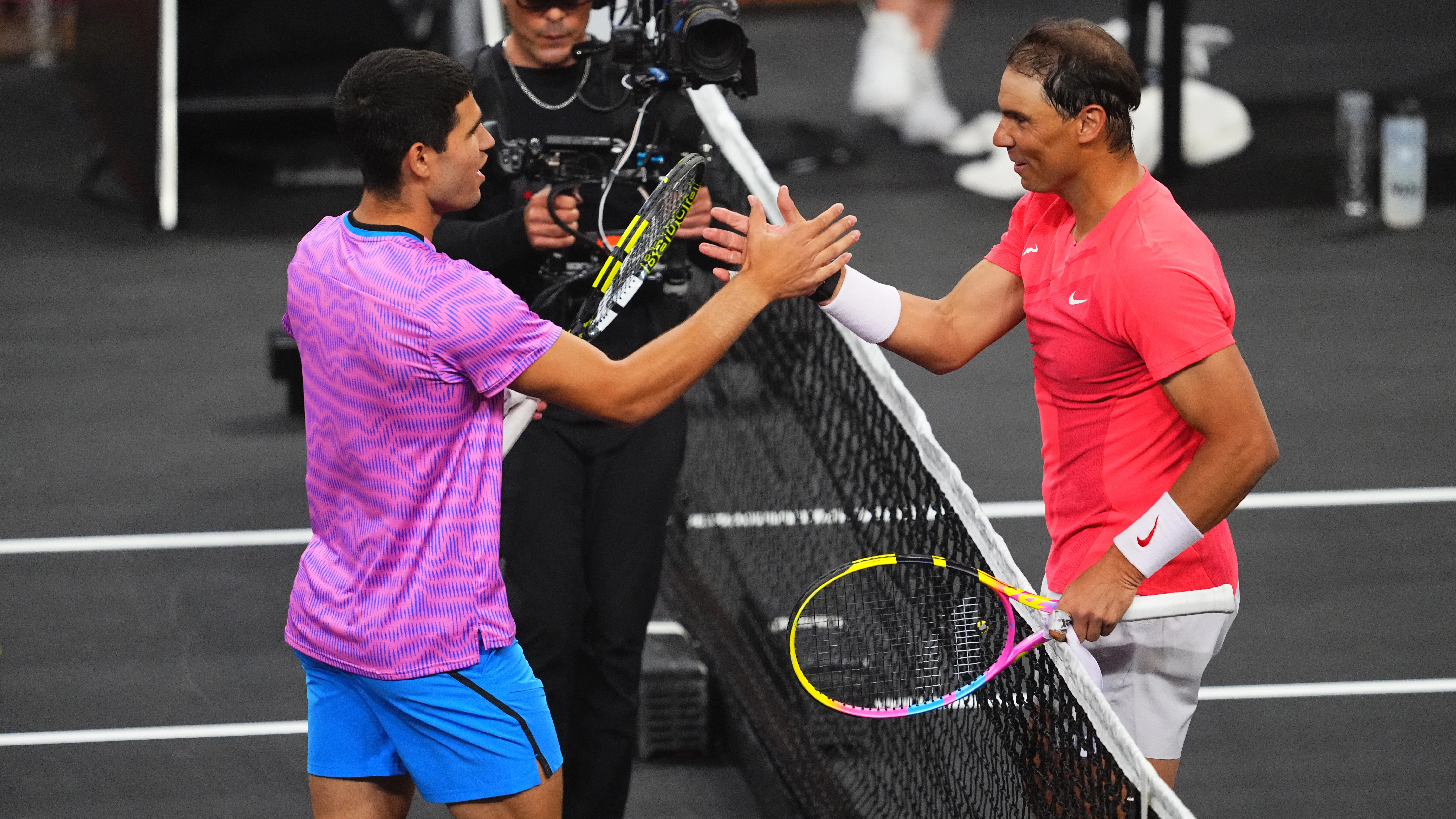 Carlos Alcaraz y Rafa Nadal se saludan tras el partido de exhibición en Las Vegas Carlos Alcaraz y Rafa Nadal se saludan tras el partido de exhibición en Las Vegas