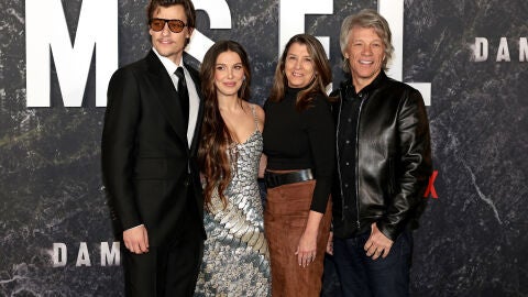 Jake Bongiovi, Millie Bobby Brown, Dorothea Hurley y Jon Bon Jovi en el estreno de Damsel en Nueva York