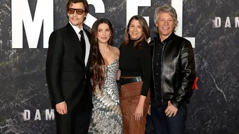 Jake Bongiovi, Millie Bobby Brown, Dorothea Hurley y Jon Bon Jovi en el estreno de Damsel en Nueva York Jake Bongiovi, Millie Bobby Brown, Dorothea Hurley y Jon Bon Jovi en el estreno de Damsel en Nueva York