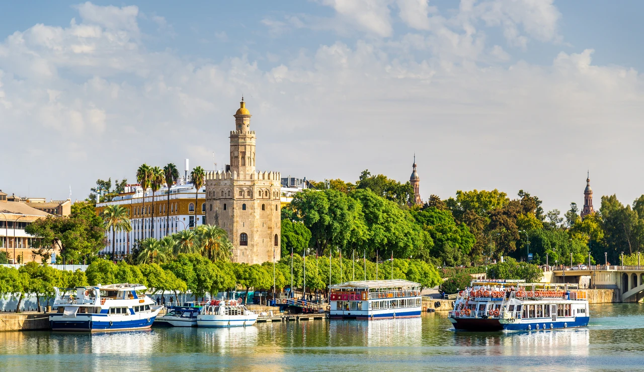 Torre del Oro de Sevilla vista desde el río Guadalquivir