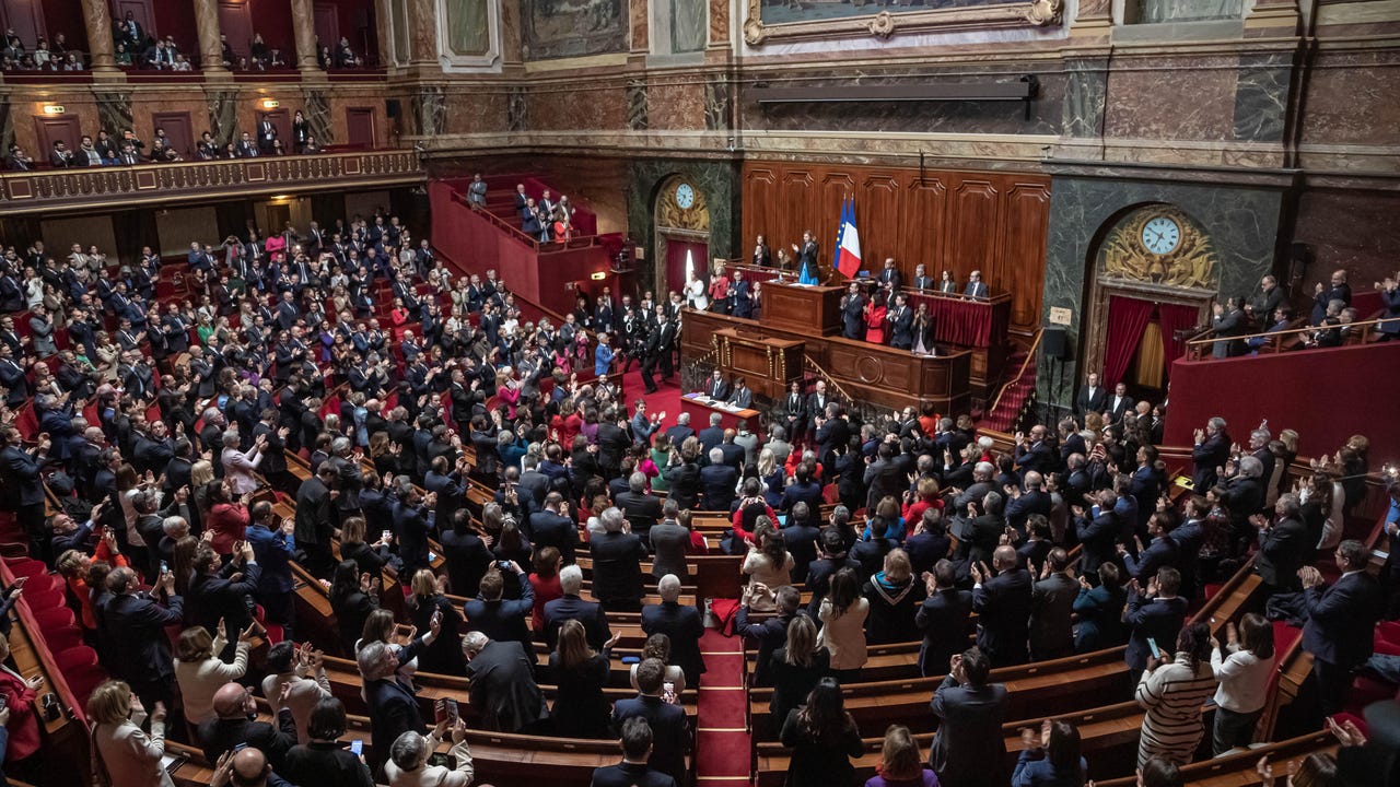 Francia blinda el derecho al aborto en su Constitución