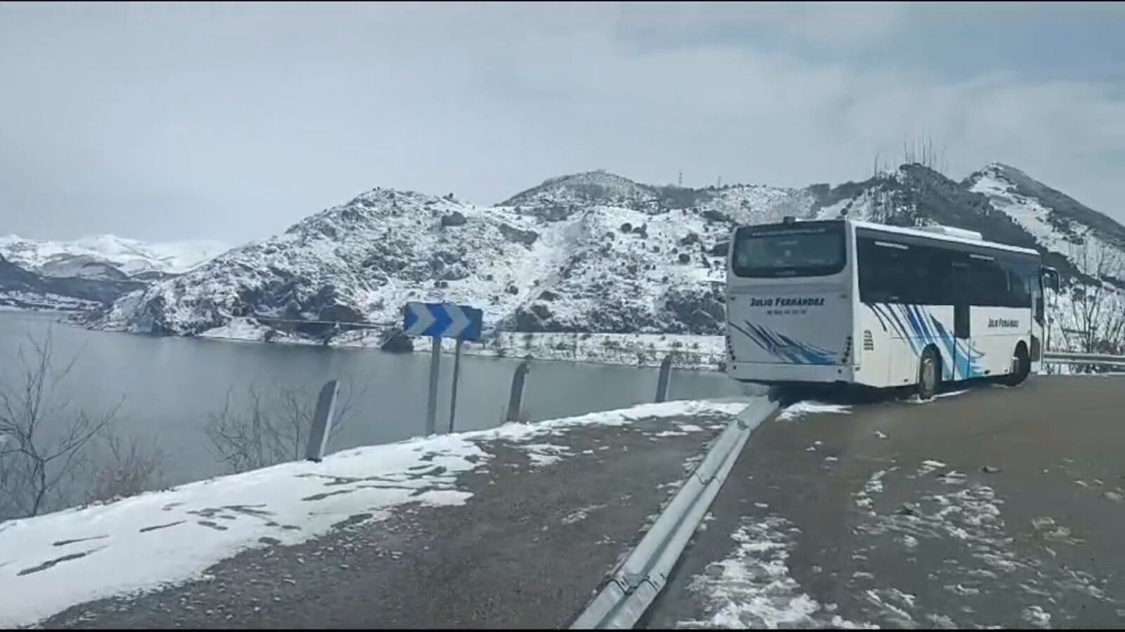 Temporal en España: Un herido por caída de cornisa, un edificio derrumbado y el accidente de un bus lleno de niños