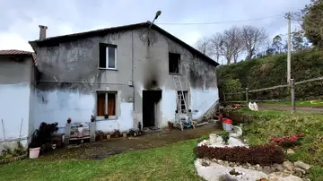 Imagen de la casa de Ortegal tras la caída de un rayo